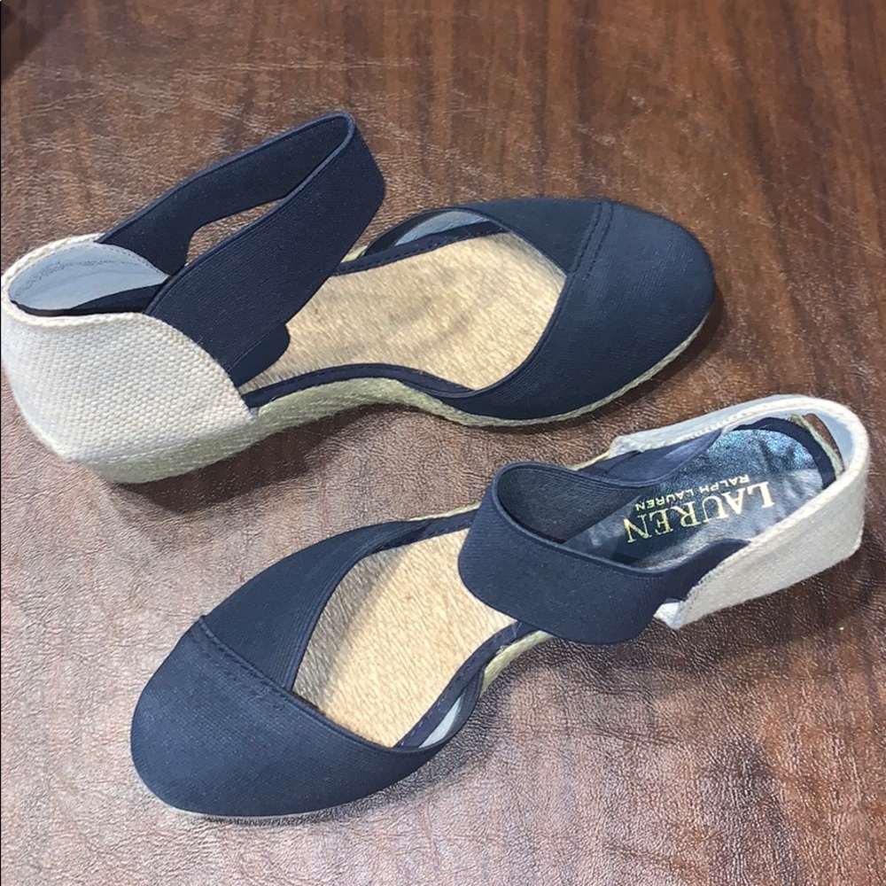 7 1/2 Navy blue and cream wedges